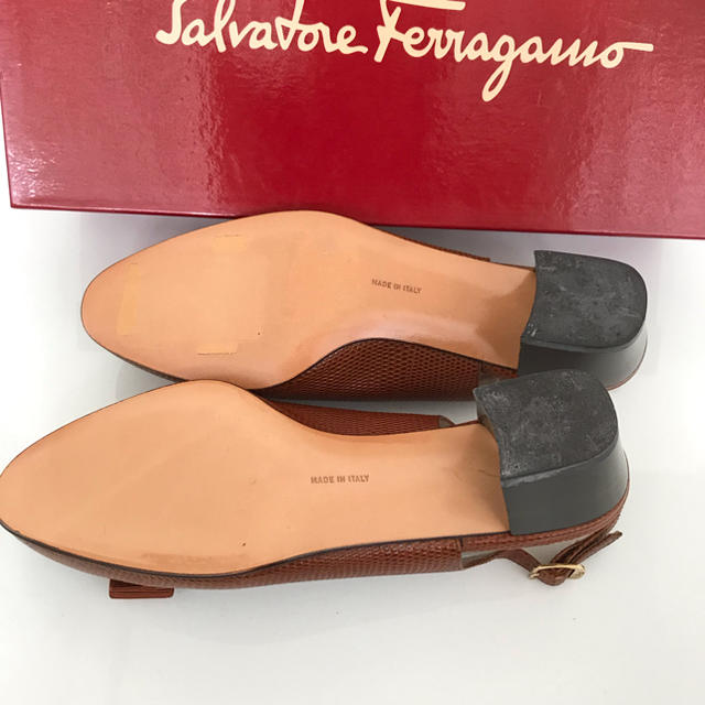 Salvatore Ferragamo(サルヴァトーレフェラガモ)の新品 サルバトーレフェラガモヴァラリボン 型押レザー バックストラップ パンプス レディースの靴/シューズ(ハイヒール/パンプス)の商品写真