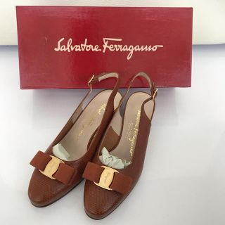 サルヴァトーレフェラガモ(Salvatore Ferragamo)の新品 サルバトーレフェラガモヴァラリボン 型押レザー バックストラップ パンプス(ハイヒール/パンプス)