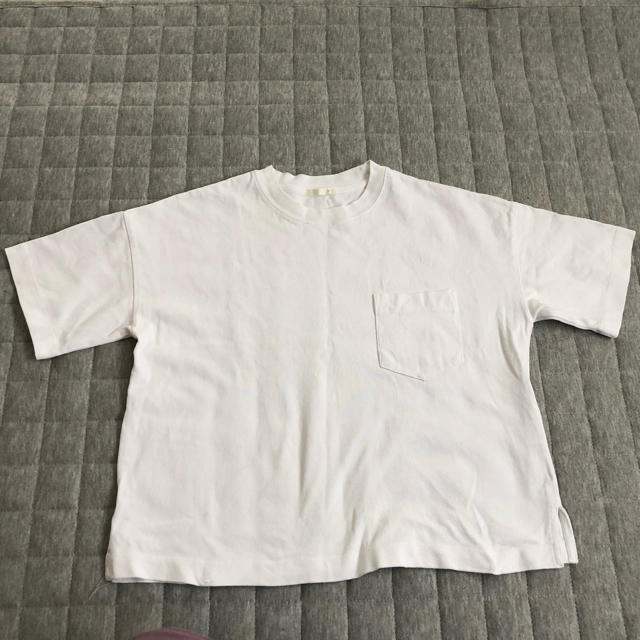 GU(ジーユー)のホワイトTシャツ レディースのトップス(Tシャツ(半袖/袖なし))の商品写真