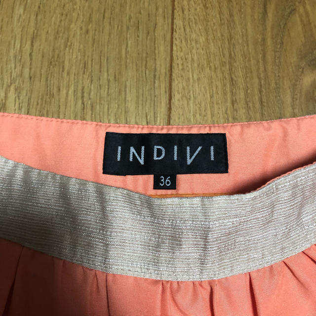INDIVI(インディヴィ)の未使用に近い スカート レディースのスカート(ひざ丈スカート)の商品写真