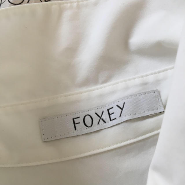 FOXEY(フォクシー)のひかけいさま専用☆新タグ☆フォクシー とモスキーノのブラウス レディースのトップス(シャツ/ブラウス(半袖/袖なし))の商品写真