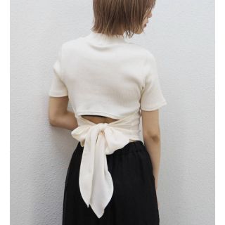 エヴリス(EVRIS)のEVRIS BACKリボントップスTOPS(カットソー(半袖/袖なし))