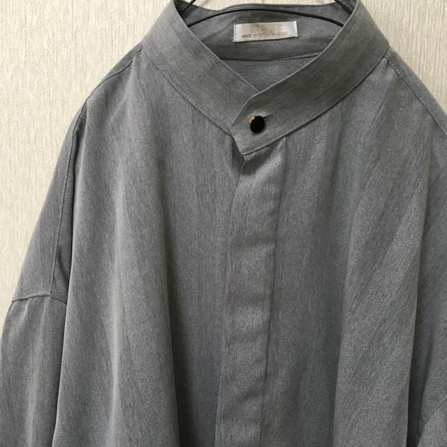 グレー ストライプ ノーカラーシャツ メンズのトップス(シャツ)の商品写真