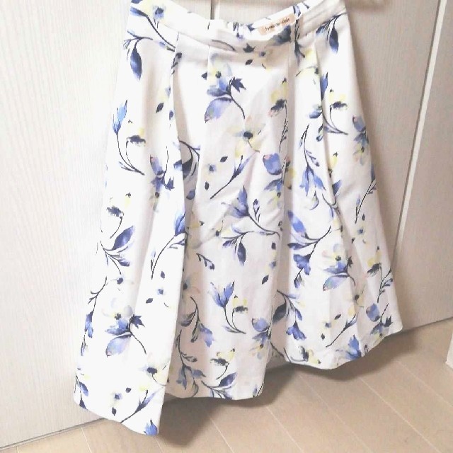 Apuweiser-riche(アプワイザーリッシェ)のアプワイザーリッシェ ぼかしアートフラワープリントスカート レディースのスカート(ひざ丈スカート)の商品写真