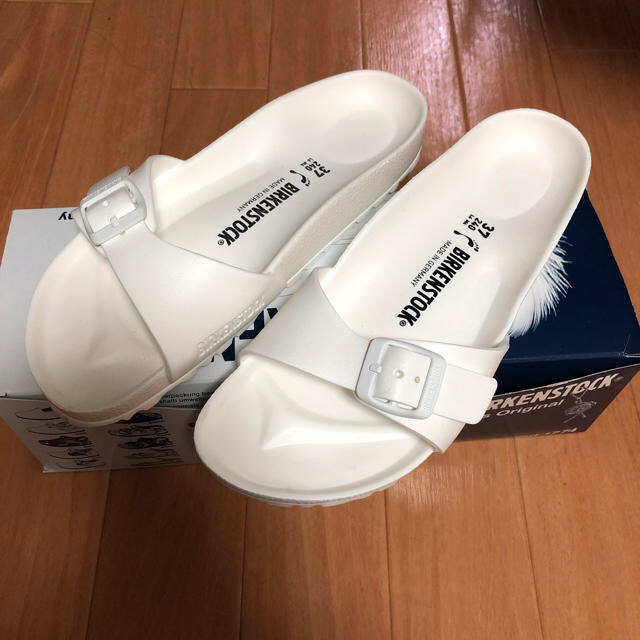 BIRKENSTOCK(ビルケンシュトック)のapricot様専用 BIRKENSTOCK 白 37 マドリッド EVA エバ レディースの靴/シューズ(サンダル)の商品写真