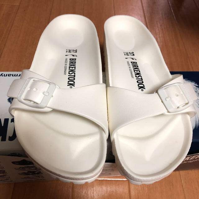 BIRKENSTOCK(ビルケンシュトック)のapricot様専用 BIRKENSTOCK 白 37 マドリッド EVA エバ レディースの靴/シューズ(サンダル)の商品写真