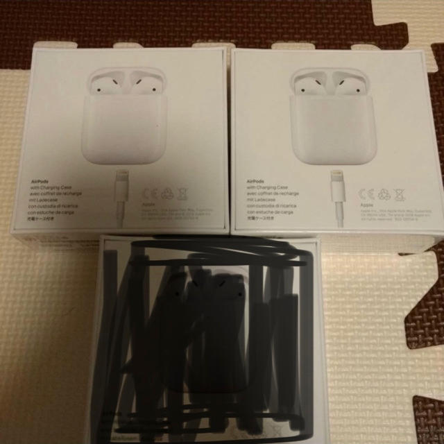 Apple(アップル)のairpods 2台セット スマホ/家電/カメラのオーディオ機器(ヘッドフォン/イヤフォン)の商品写真