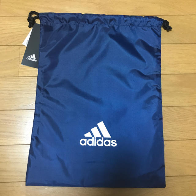 adidas(アディダス)の新品未使用タグ付きアディダスネイビー定価990円 キッズ/ベビー/マタニティのこども用バッグ(体操着入れ)の商品写真