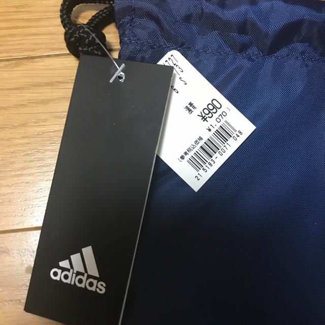 adidas(アディダス)の新品未使用タグ付きアディダスネイビー定価990円 キッズ/ベビー/マタニティのこども用バッグ(体操着入れ)の商品写真