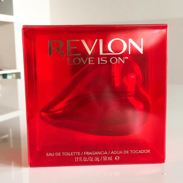 Revlon 香水 未使用品 ラブイズオン
