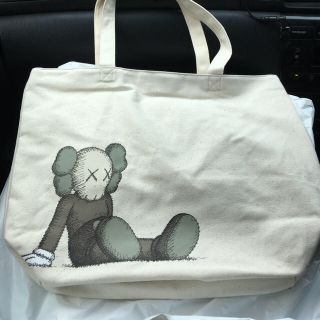 ユニクロ(UNIQLO)のUNIQLO KAWS トートバッグ(トートバッグ)