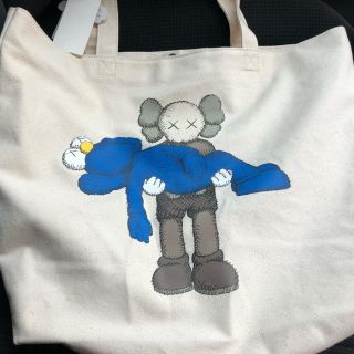 ユニクロ(UNIQLO)のUNIQLO  kaws トートバッグ ユニクロ カウズ(トートバッグ)