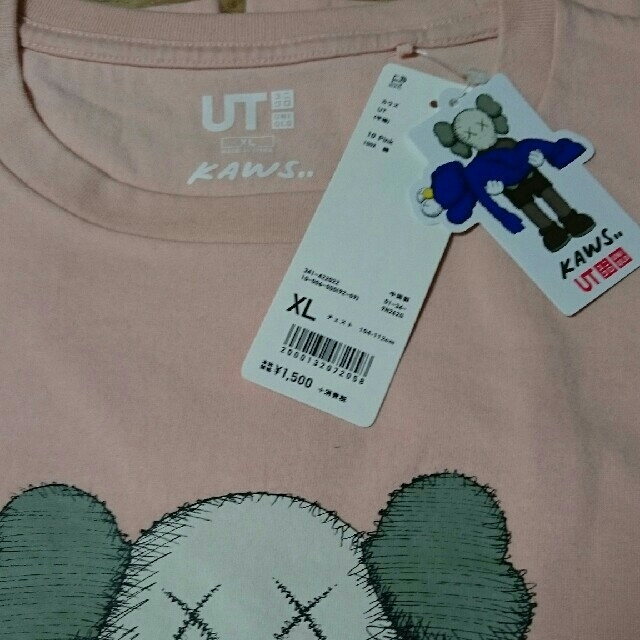 UNIQLO(ユニクロ)の新品 UNIQLO × KAWS UNIQLO TeeピンクXLサイズ 送料込み メンズのトップス(Tシャツ/カットソー(半袖/袖なし))の商品写真