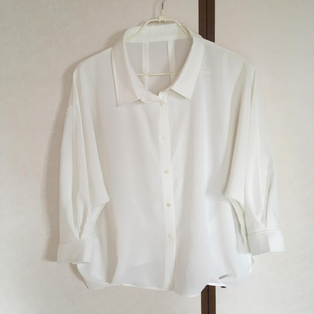 CAPRICIEUX LE'MAGE(カプリシューレマージュ)の白とろみシャツ レディースのトップス(シャツ/ブラウス(長袖/七分))の商品写真