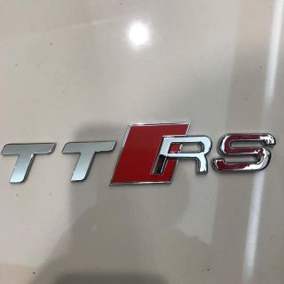 アウディ(AUDI)のアウディaudi TTRSメッキエンブレム 新品(車外アクセサリ)