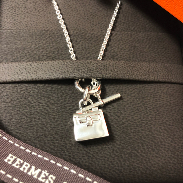 Hermes(エルメス)のHERMES アミュレットケリーペンダント レディースのアクセサリー(ネックレス)の商品写真