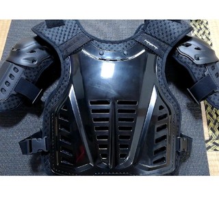 バイク　胸部プロテクター　コミネ　新品　フリーサイズ(装備/装具)
