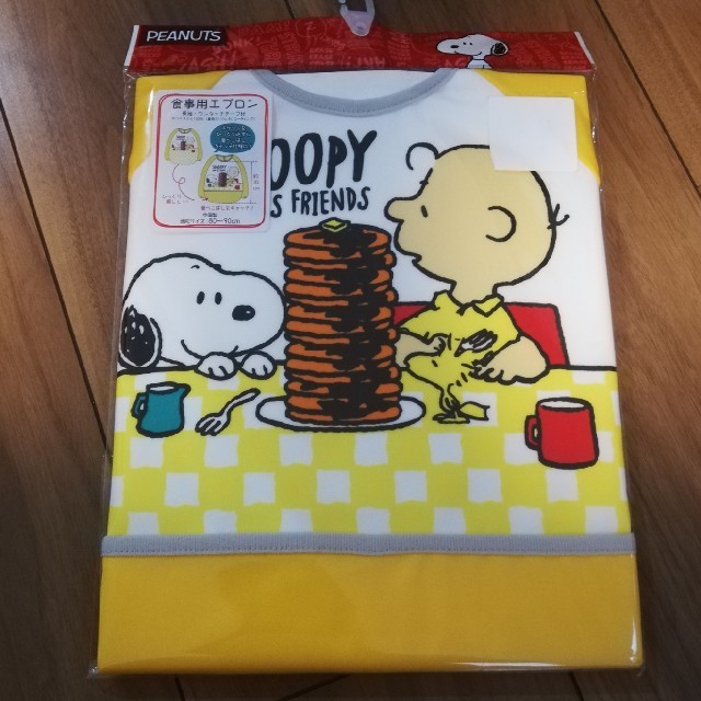 SNOOPY(スヌーピー)の新品未使用　食事用エプロン　長袖 キッズ/ベビー/マタニティの授乳/お食事用品(お食事エプロン)の商品写真