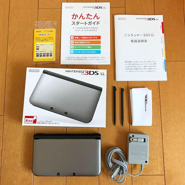 ニンテンドー3DS LL シルバー×ブラック エンタメ/ホビーのゲームソフト/ゲーム機本体(家庭用ゲーム機本体)の商品写真