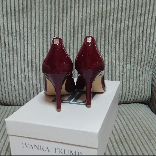 Ivanka Trump パンプス エナメル深紅 レディースの靴/シューズ(ハイヒール/パンプス)の商品写真