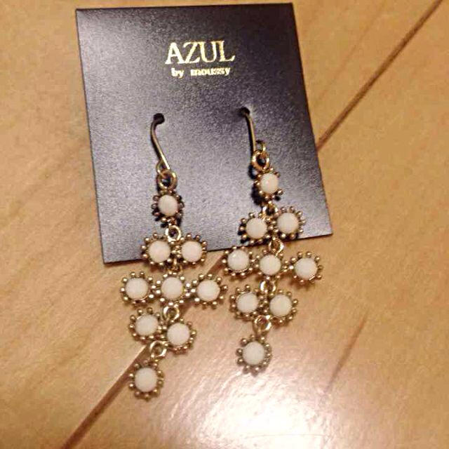 AZUL by moussy(アズールバイマウジー)のＡＺＵＬ☆新品ナインホワイト雫ピアス レディースのアクセサリー(ピアス)の商品写真