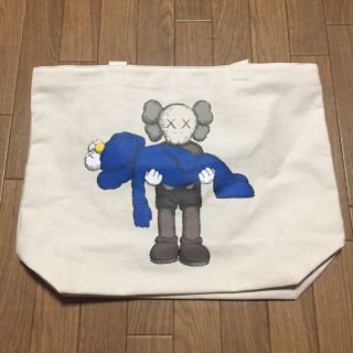 ユニクロ(UNIQLO)の専用 UNIQLO KAWS トートバッグ (トートバッグ)