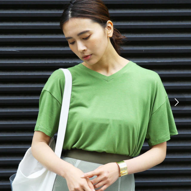 Ameri VINTAGE(アメリヴィンテージ)のAMERI COMFORTABLE COLOR VNECK TS レディースのトップス(Tシャツ(半袖/袖なし))の商品写真