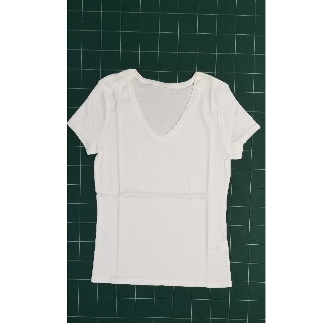 cecile(セシール)のホワイトVネックTシャツ レディースのトップス(Tシャツ(半袖/袖なし))の商品写真