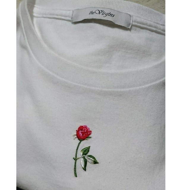 Lochie(ロキエ)のthe Virgins バラ刺繍 Tシャツ レディースのトップス(Tシャツ(半袖/袖なし))の商品写真