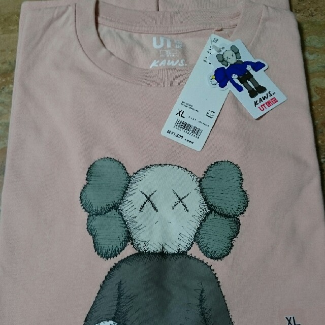 UNIQLO(ユニクロ)の新品 UNIQLO × KAWS summer Tee ピンクXLサイズ 送料込 メンズのトップス(Tシャツ/カットソー(半袖/袖なし))の商品写真