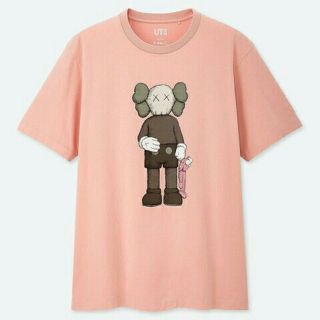 ユニクロ(UNIQLO)の新品 UNIQLO × KAWS summer Tee ピンクXLサイズ 送料込(Tシャツ/カットソー(半袖/袖なし))