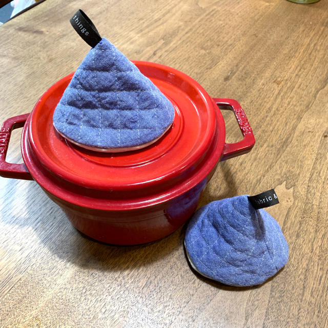 STAUB(ストウブ)の三角鍋つかみ ハンドメイドの生活雑貨(キッチン小物)の商品写真