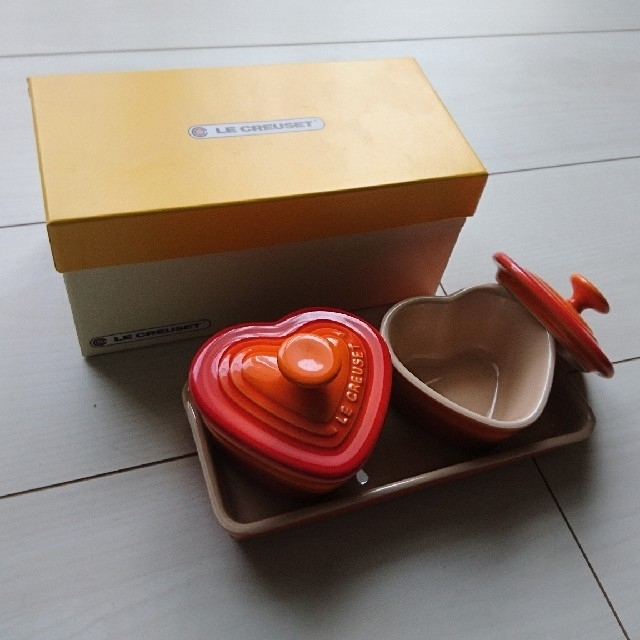 LE CREUSET(ルクルーゼ)の■ル・クルーゼ■プチ・ラムカン・ダムール セット(オレンジ)■ハート■未使用 インテリア/住まい/日用品のキッチン/食器(食器)の商品写真