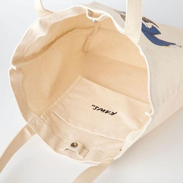 UNIQLO(ユニクロ)の新品未使用 ユニクロ × カウズ トートバッグ OFFWHITE メンズのバッグ(トートバッグ)の商品写真