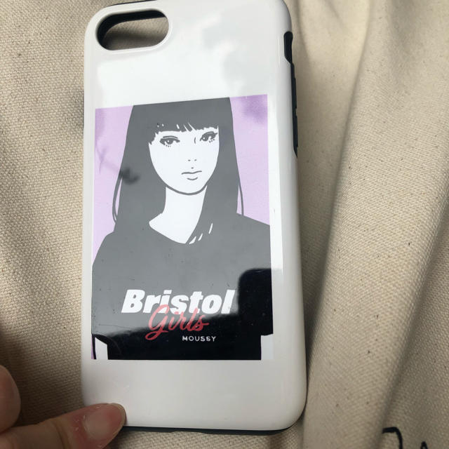 moussy(マウジー)のMOUSSY✕KYNE コラボスマホケース スマホ/家電/カメラのスマホアクセサリー(iPhoneケース)の商品写真