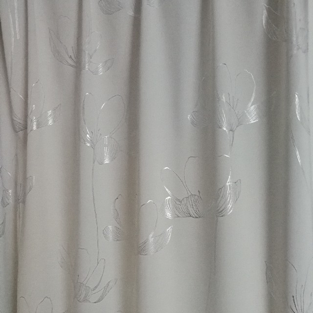 2級遮光カーテン 2枚組 掃出し窓サイズ アイボリーにシルバーラインで描いた花柄 インテリア/住まい/日用品のカーテン/ブラインド(カーテン)の商品写真
