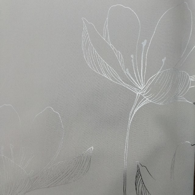 2級遮光カーテン 2枚組 掃出し窓サイズ アイボリーにシルバーラインで描いた花柄 インテリア/住まい/日用品のカーテン/ブラインド(カーテン)の商品写真