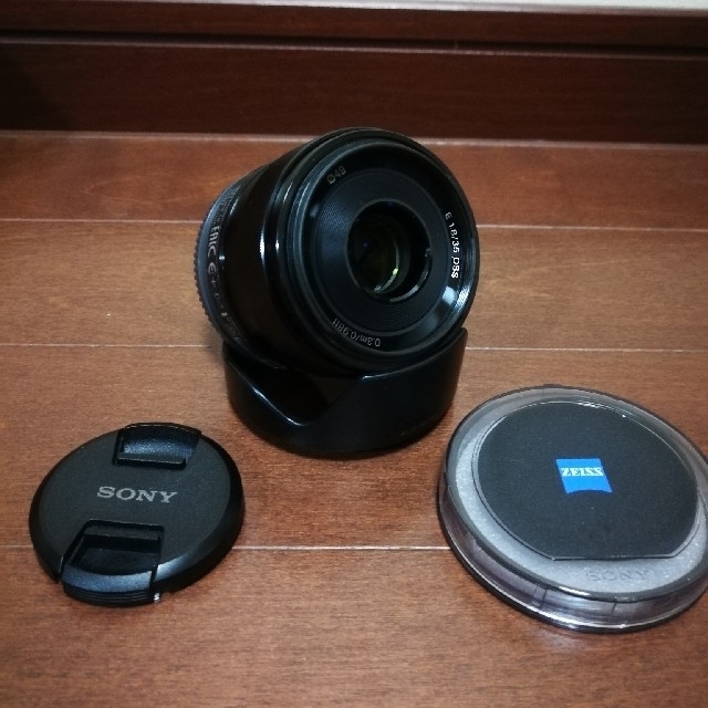 SONY(ソニー)の値下げ!!　SONY SEL35F18　おまけ付 スマホ/家電/カメラのカメラ(レンズ(単焦点))の商品写真