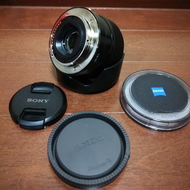 SONY(ソニー)の値下げ!!　SONY SEL35F18　おまけ付 スマホ/家電/カメラのカメラ(レンズ(単焦点))の商品写真