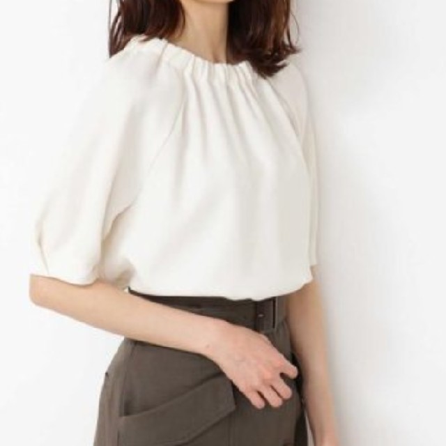 NATURAL BEAUTY BASIC(ナチュラルビューティーベーシック)の[NBB×Oggiコラボ]ギャザーネックブラウス

 レディースのトップス(シャツ/ブラウス(半袖/袖なし))の商品写真