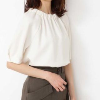 ナチュラルビューティーベーシック(NATURAL BEAUTY BASIC)の[NBB×Oggiコラボ]ギャザーネックブラウス

(シャツ/ブラウス(半袖/袖なし))