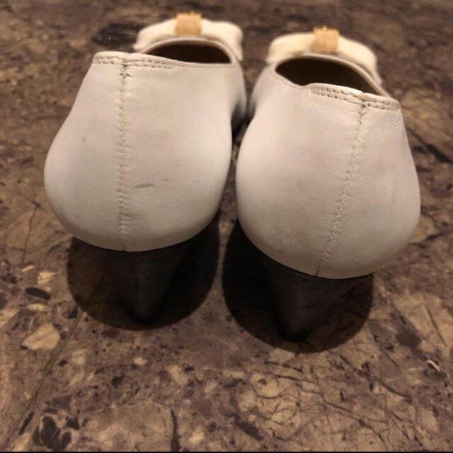 Salvatore Ferragamo(サルヴァトーレフェラガモ)のフェラガモ パンプス 白 レディースの靴/シューズ(ハイヒール/パンプス)の商品写真