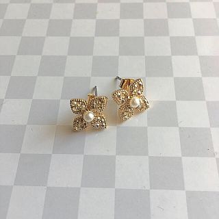 スワロフスキー(SWAROVSKI)の【SALE】グルーデコ ゴールドフラワーピアス/新品♡(ピアス)