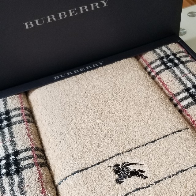 BURBERRY(バーバリー)の【少しずつ断捨離します様　専用。6月11日迄取り置き】バーバリー タオル【新品】 インテリア/住まい/日用品の日用品/生活雑貨/旅行(タオル/バス用品)の商品写真