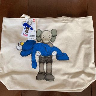 ユニクロ(UNIQLO)のUNIQLO KAWS コラボ トートバッグ ユニクロ カウズ(トートバッグ)