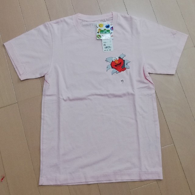 UNIQLO(ユニクロ)のUNIQLO × KAWS × SESAME STREET コラボ Tシャツ メンズのトップス(Tシャツ/カットソー(半袖/袖なし))の商品写真