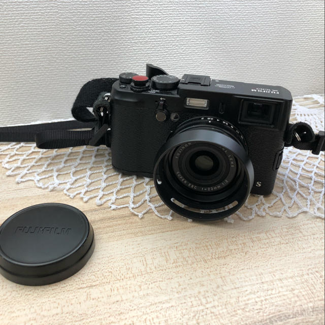 富士フイルム(フジフイルム)のFUJIFILM x100s   BLACK スマホ/家電/カメラのカメラ(ミラーレス一眼)の商品写真