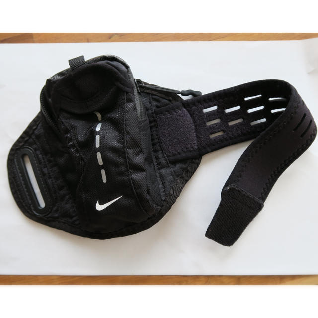 Nike 美品 ナイキ ランニング アームポーチ ブラック スポーツの通販 By いち S Shop ナイキならラクマ