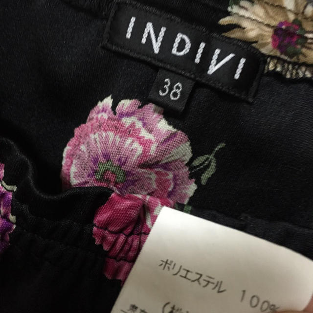 INDIVI(インディヴィ)のINDIVI 花柄 黒のトップス レディースのトップス(カットソー(半袖/袖なし))の商品写真