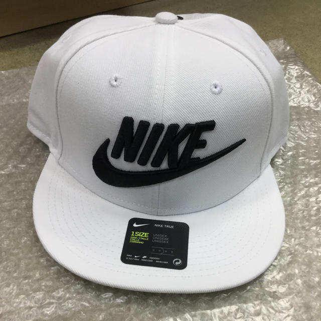 Nike ナイキ キャップ 白生地 つばまっすぐ 新品 未使用 送料込 大人サイズの通販 By いちご S Shop ナイキならラクマ